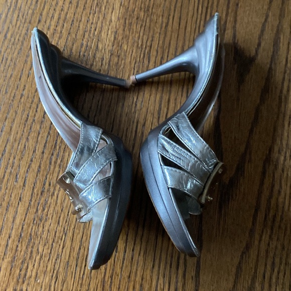 VINTAGE SILVER  HEELS . Approx size 9-10 . - Picture 7 of 16
